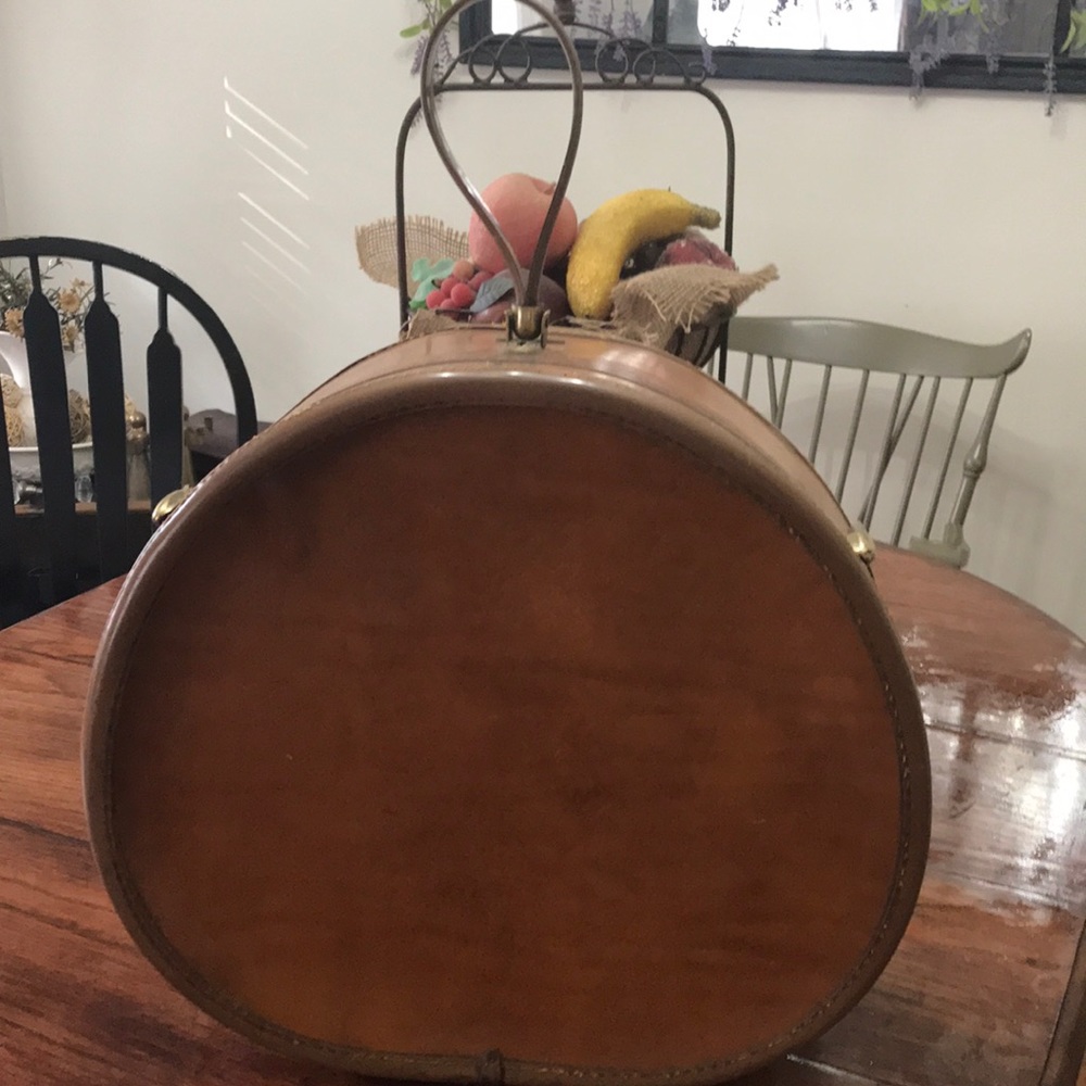PIECE OF VINTAGE SAMSONITE LUGGAGE (HAT CARRIER)